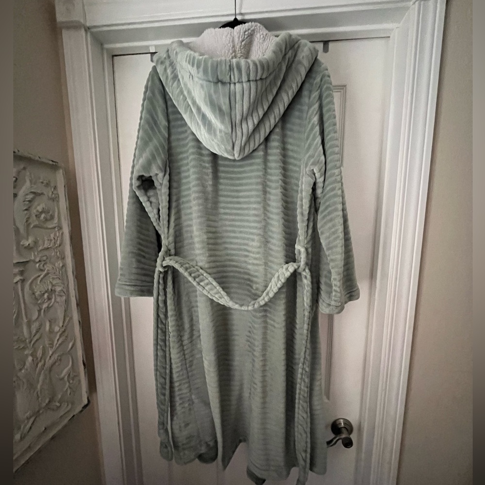 World Market Hooded Robe. - Picture 4 of 5